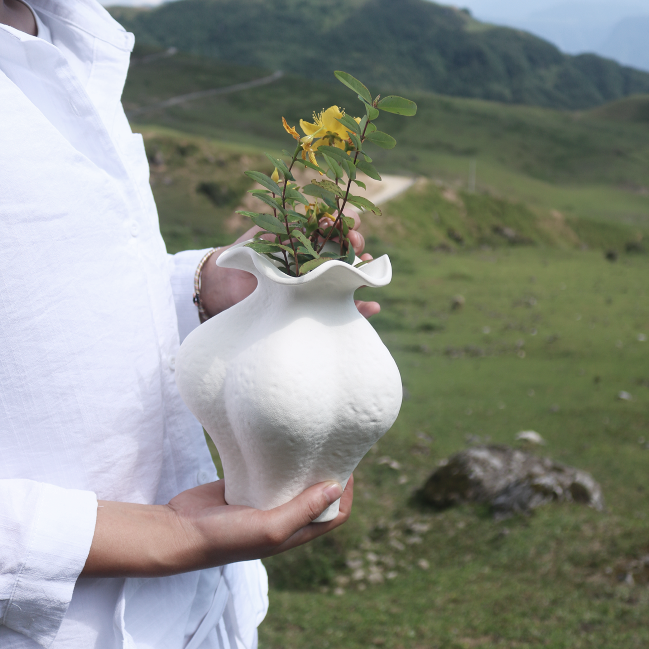 jingdezhen-ruffle-ceramic-vase5.png